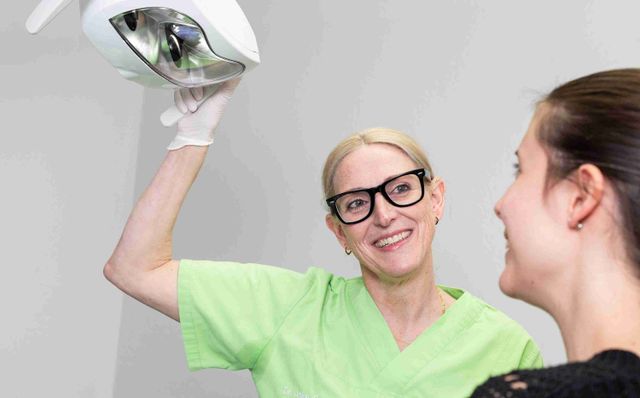 Dr. Scharnbeck mit Azubi